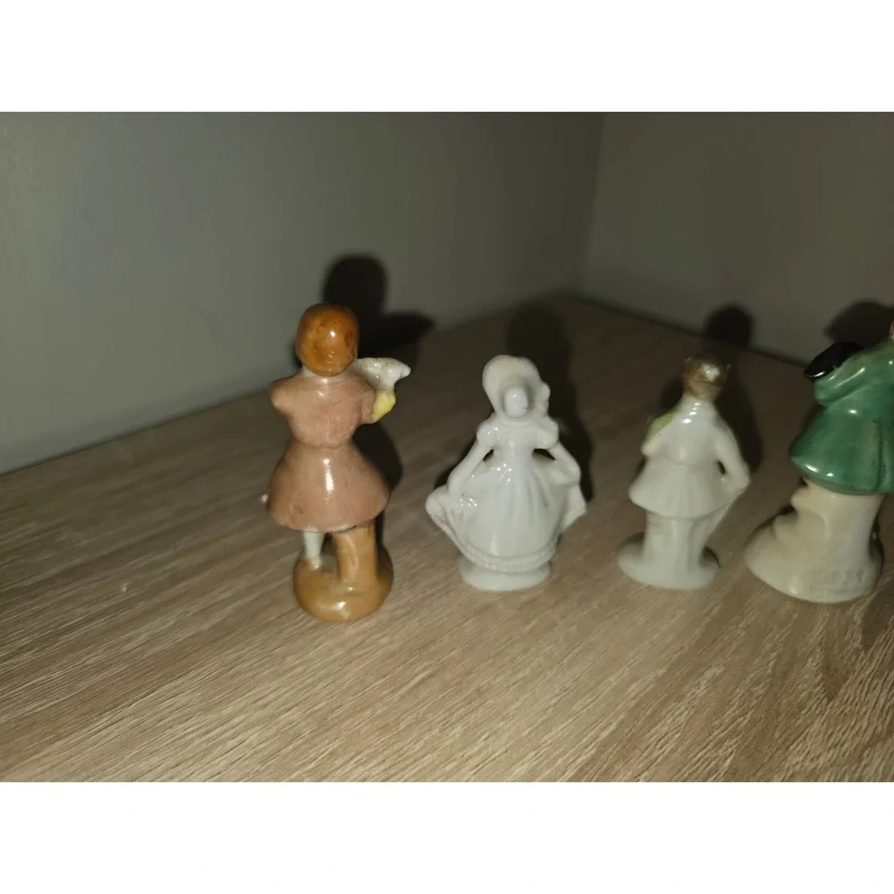 Vintage Miniature Porcelain Colonial Figurines Set of 4 Hand Painted Glazed - Picture 5 of 6